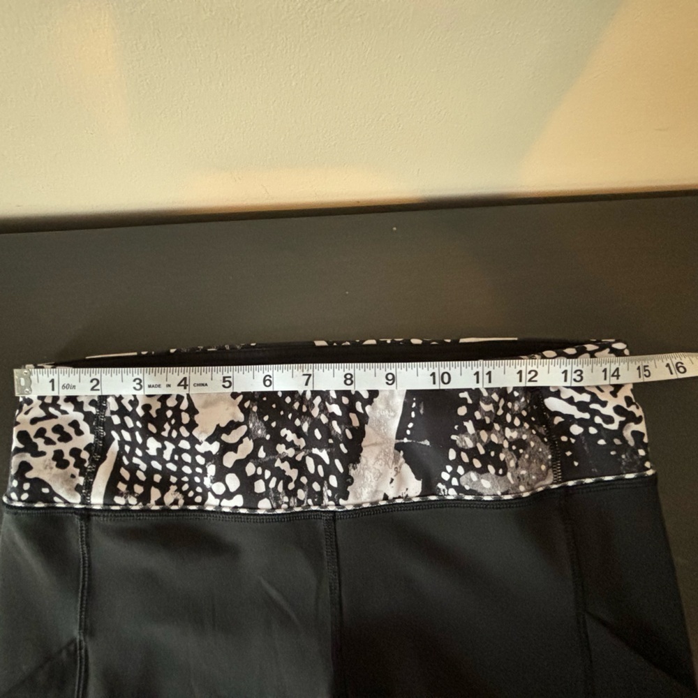 Lululemon Sz 8 Speed Run Reflective Pocket Ruffle  Leggings Snake Print Black - Picture 11 of 13